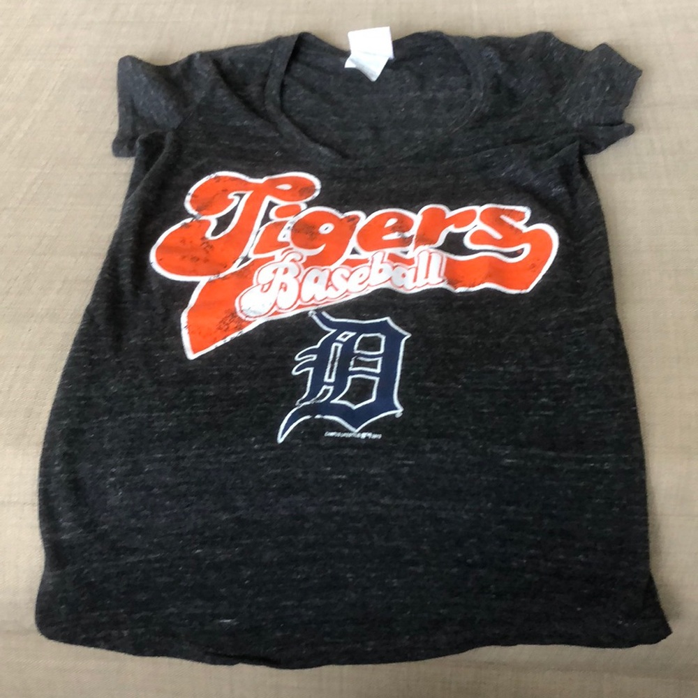 Women’s small Detroit Tigers scoop neck tee.